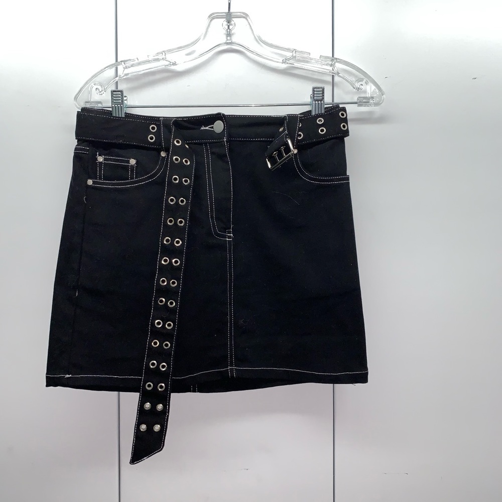 Black skirt with belt